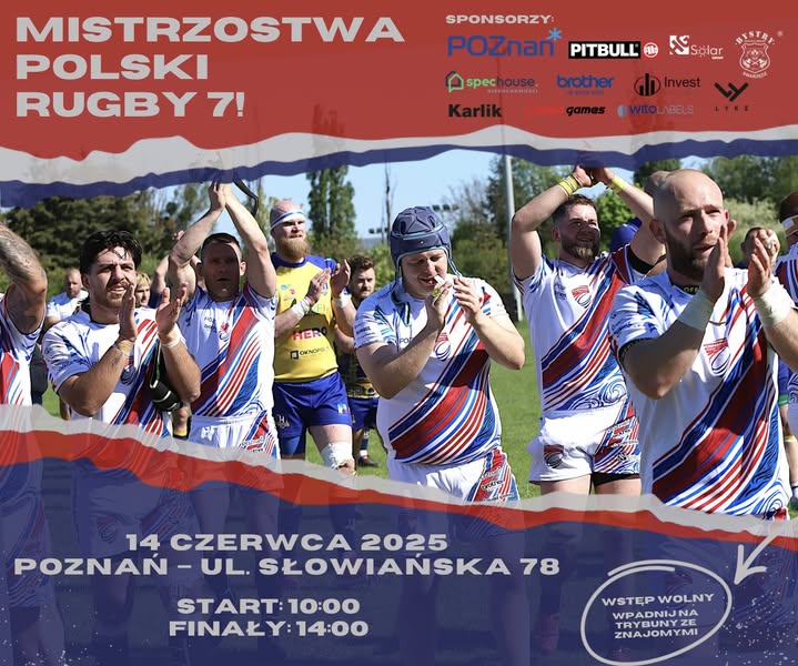 Plakat Mistrzostw Polski seniorów w rugby 7 - kilku zawodników w biało-czerwono-niebieskich strojach bije brawa. W tle widać murawę oraz drzewa. Powyżej zdjęcia na czerwonym tle biały tytuł zawodów oraz logotypy sponsorów. Poniżej na niebieskim tle informacje o miejscu oraz terminie imprezy