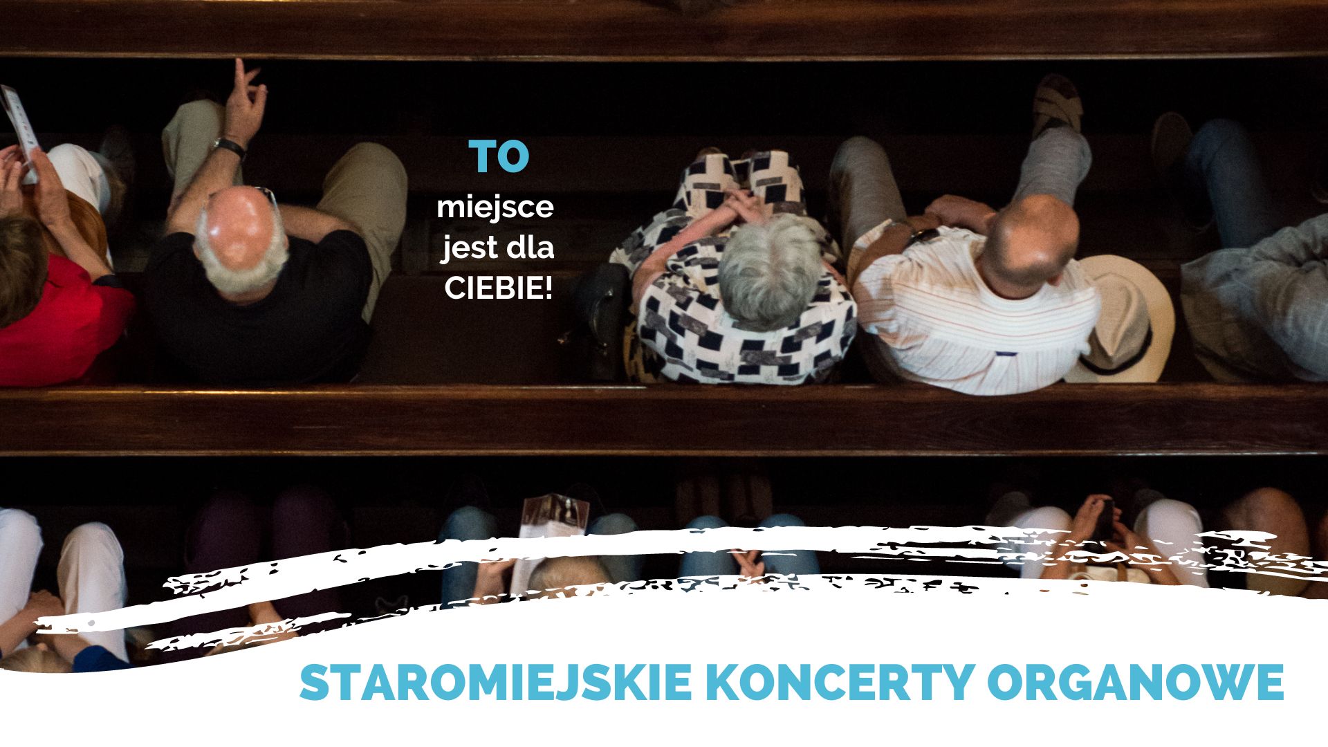 Widok z góry na ludzi siedzących w ławkach kościelnych.