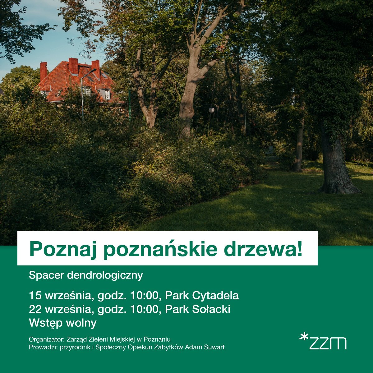 Na dole białe napisy na zielnym tle, do góry drzewa, krzewy, trawa - fragment parku.