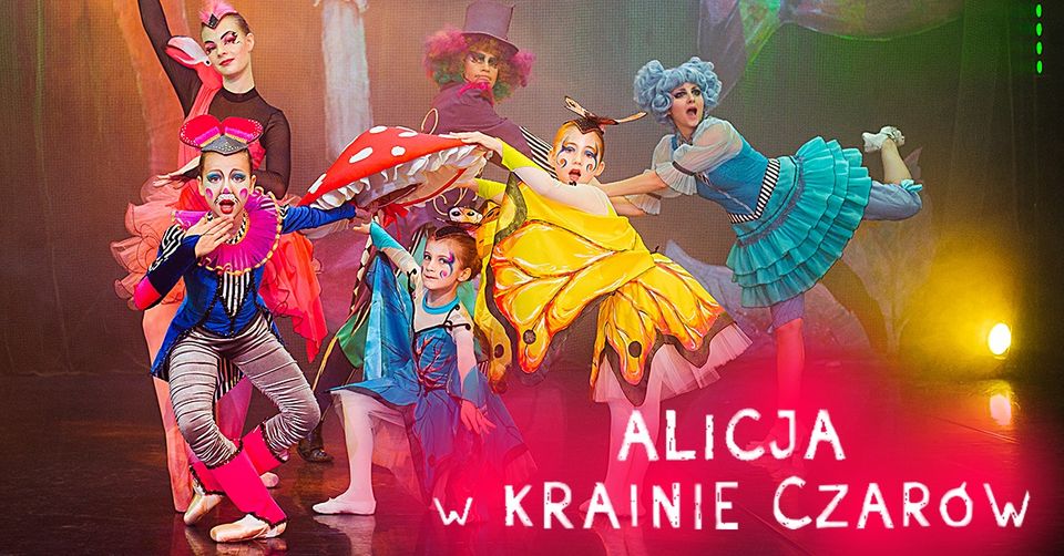 Dzieci w bajkowych przebraniach motyli i robaczków. W tle zaczarowany las.