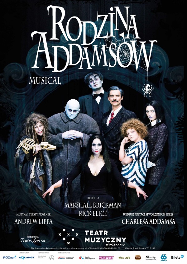 plakat przedstawia kilka upiornie ucharakteryzowanych postaci stojących w dużej, ozdobnej ramie, na górze napis Rodzina Addamsów, poniżej słowo musical; na dole dalsze informacje o autorach