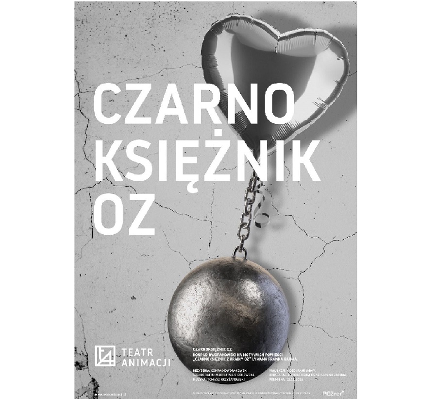 Na szarym, popękanym tle srebrna szara kula połączona łańcuchem ze srebrnym balonem w kształcie serca. Biały napis z tytułem przedstawienia.