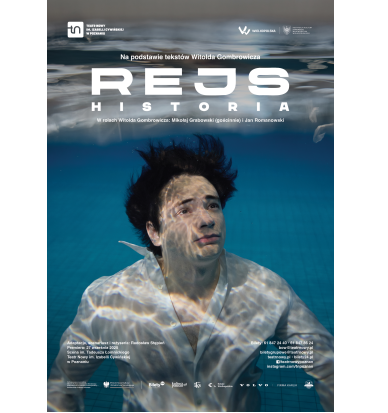 Zdjęcie mężczyzny zanurzonego pod wodą w basenie, ma ciemne włosy, ubrany jest w białą koszulę, patrzy przed siebie