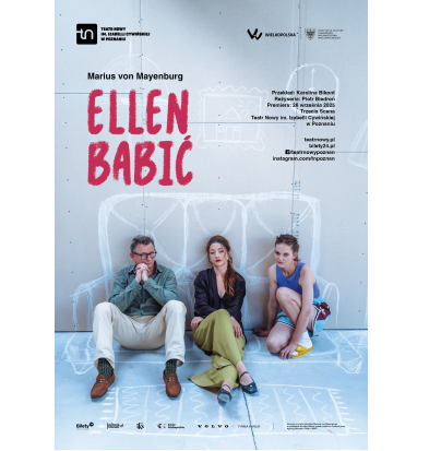 Kobieta, mężczyzna i nastolatka siedzą na podłodze przy ścianie, na narysowanej białą kredą kanapie. Patrzą przed siebie, są zamyśleni.