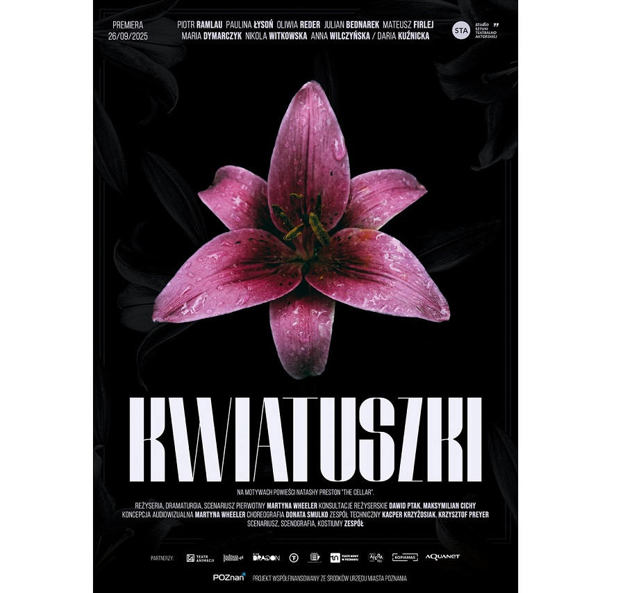 Na czarnym tle rozkwitający kwiat o różowych płatkach. W górnej i dolnej części plakatu informacje o spektaklu.