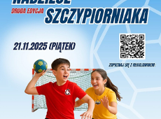 Plakat turnieju "Nadzieje Szczypiorniaka" - na błękitnym tle uśmiechnięci dziewczyna oraz chłopak grają w piłkrę ręczną. W tle jest bramka, zarys piłki, a także termin turnieju