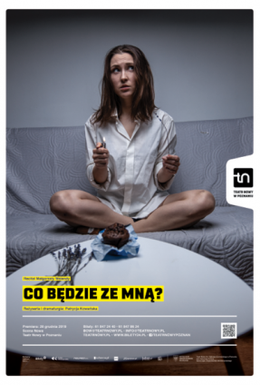 Plakat: zdjęcie artystki siedzącej ze skrzyżowanymi nogami na kanapie. U dołu plakatu informacje na temat wydarzenia.