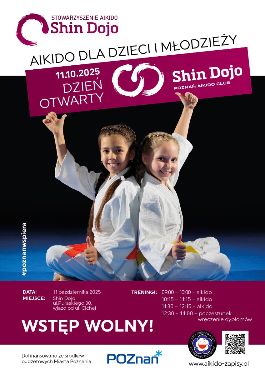 Dwie uśmiechnięte dziewczynki w strojach do aikido, które siedzą na podłodze i podnoszą kciuki w górę. Wokół białe napisy na bordowym tle. Szczegóły na temat wydarzenia zawarte w treści artykułu.