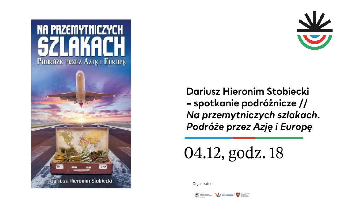 Po lewej stronie okładka książki pod tytułem "Na przemytniczych szlakach. Podróże przez Azję i Europę", przedstawiająca startujący samolot nad walizką pełną map i przedmiotów symbolizujących podróż. Po prawej stronie informacje związane z wydarzeniem zawarte w treści artykułu. Plakat ma białe tło. W dolnej części loga organizatorów, w prawym górnym rogu logo Wojewódzkiej Biblioteki Publicznej i Centrum Animacji Kultury.