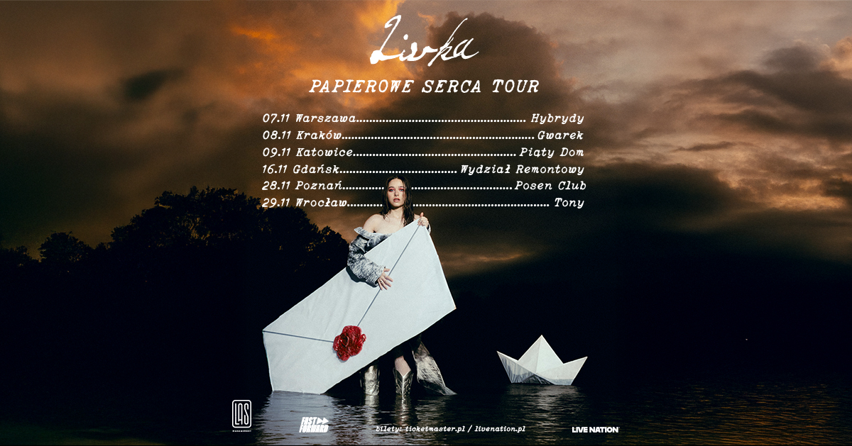 Plakat koncertowy. Na pierwszym planie stoi kobieta w srebrzystym stroju, której stopy są zanurzone w wodzie. Kobieta trzyma dużą papierową kopertę ozdobioną czerwoną pieczęcią w kształcie serca. Obok niej unosi się papierowa łódka. W tle widać ciemne chmury nad linią drzew o zachodzie słońca. Powyżej postaci informacje o trasie koncertowej.