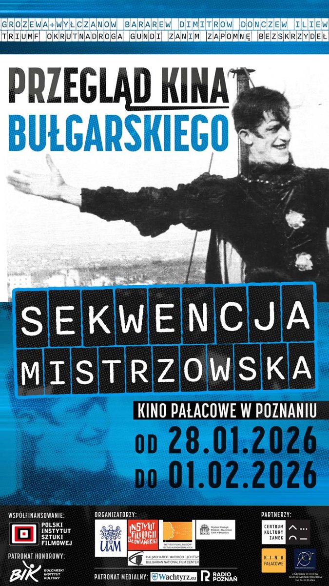 Czarno-białe zdjęcie mężczyzny, który uśmiechając się pokazuje coś ręką. U dołu i góry plakatu informacje o wydarzeniu w czarno-biało-niebieskich kolorach.