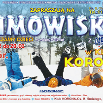 Na tle zimowego parku troje dzieci bawi się w śniegu, leżąc na plecach z uniesionymi nogami. Wokół napisy o różnych wielkościach i kolorach, są to szczegóły dotyczące wydarzenia zawarte w treści artykułu.