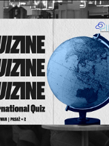 Po lewej stronie na szarym tle widoczne jest powtórzone trzykrotnie słowo "Quizine". Wokół napisy - informacje o wydarzeniu zawarte w treści artykułu. Po prawej stronie widoczny jest niebieski globus. W prawym górnym rogu umieszczono logotypy organizatorów.
