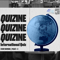 Po lewej stronie na szarym tle widoczne jest powtórzone trzykrotnie słowo "Quizine". Wokół napisy - informacje o wydarzeniu zawarte w treści artykułu. Po prawej stronie widoczny jest niebieski globus. W prawym górnym rogu umieszczono logotypy organizatorów.
