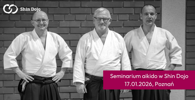 Czarno-białe zdjęcie 3 mężczyzn ubranych w stroje do aikido. W tle widać cegły. Na froncie na różowym tle umieszczono białe napisy - szczegóły wydarzenia zawarte w treści artykułu.