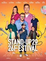 Kolorowy plakat z grupą uśmiechniętych komików i komiczek ustawionych centralnie na pomarańczowym tle. Postacie w różnorodnych, swobodnych strojach, część z nich wykonuje gesty rękoma. Wokół widać konfetti, mikrofon oraz naklejkę z napisem: "2026 Tour".