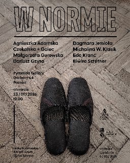 Zdjęcie z góry. Widać buty położone na drewnianej podłodze. Wokół informacje na temat wydarzenia, zawarte w treści artykułu.