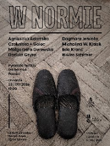 Zdjęcie z góry. Widać buty położone na drewnianej podłodze. Wokół informacje na temat wydarzenia, zawarte w treści artykułu.