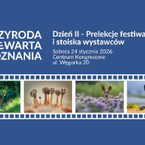 Pozioma grafika w odcieniach niebieskiego z pasem małych fotografii przyrodniczych u dołu. Od lewej umieszczono zdjęcia sylwetki jelenia, grzybów, kwiatów oraz obiektywu fotograficznego.