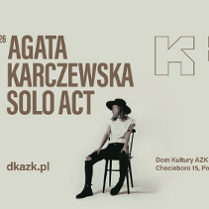 Plakat wydarzenia. Na jasnym tle siedząca na krześle artystka w czarnym kapeluszu. Wokół napisy, będące szczegółami wydarzenia, które są zawarte w treści artykułu.