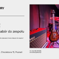 Szare, jednolite tło. Z prawej strony zdjęcie sceny, na której stoją instrumenty - gitara oraz perkusja. Z lewej strony informacje o wydarzeniu i organizatorach, zawarte w treści artykułu.