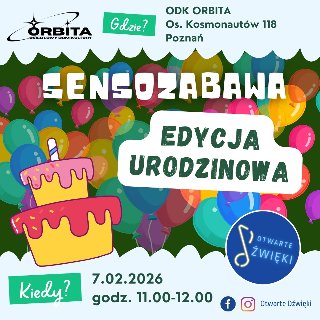 Kolorowa grafika z tłem pełnym balonów w różnych barwach. Z lewej strony widać rysunkowy tort urodzinowy z polewą i świeczkami, a całość utrzymana jest w imprezowym stylu z miękkimi, falującymi kształtami. Na środku widać napisy będące szczegółami na temat wydarzenia, które są zawarte w treści artykułu.