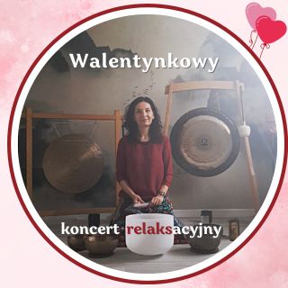 Kobieta gra na misach i gongach. Obok dwa gongi. Różowe tło. W prawym górnym rogu widać dwa serduszka.