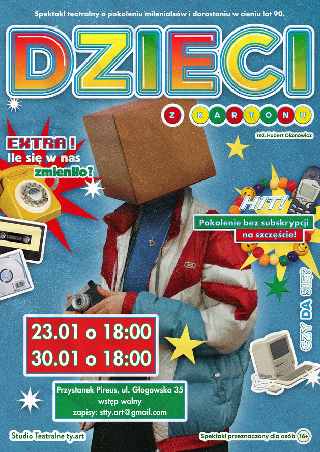 Grafika w stylu retro-kolażu. Widać postać w sportowej kurtce, która trzyma aparat fotograficzny, a jej głowę zastępuje kartonowe pudełko. Wokół rozmieszczone są kolorowe gwiazdy, koraliki, stary komputer, telefon i inne przedmioty kojarzące się z latami 90., na ziarnistym, niebieskim tle. Wokół kolorowe napisy. To szczegóły wydarzenia zawarte w treści artykułu.