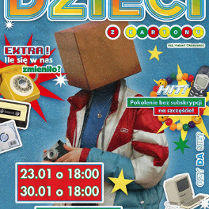 Grafika w stylu retro-kolażu. Widać postać w sportowej kurtce, która trzyma aparat fotograficzny, a jej głowę zastępuje kartonowe pudełko. Wokół rozmieszczone są kolorowe gwiazdy, koraliki, stary komputer, telefon i inne przedmioty kojarzące się z latami 90., na ziarnistym, niebieskim tle. Wokół kolorowe napisy. To szczegóły wydarzenia zawarte w treści artykułu.