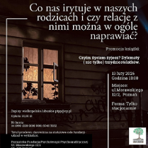 Zdjęcie przedstawiające wnętrze drewnianego budynku nocą, gdzie przez okno wpada ciepłe światło, a na szybie i ścianie widoczne są firany oraz cienie roślin. Na ścianie budynku widać graffiti. Wokół znajdują się białe napisy. Są to informacje o wydarzeniu zawarte w treści artykułu.