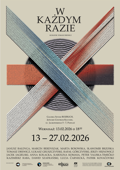 Abstrakcyjna kompozycja na beżowym tle, w której centrum znajduje się ciemnoszary, kolisty element o pofałdowanej strukturze. Na okrąg nałożone są trzy szerokie pasy przecinające się w środku, złożone z gęstych, równoległych linii. Pasy charakteryzują się gradientami w kolorze niebieskim, czerwonym i białym. Powyżej tytuł wydarzenia. Poniżej najwazniejsze informacje zawarte w treści artykułu.