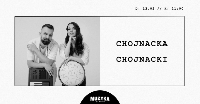 Plakat podzielony na dwie części. Z lewej strony czarno-białe zdjęcie muzyków, z prawej nazwa zespołu Chojnacka Chojnacki. Oba elementy znajdują się w czarnej ramce na białym tle. Powyżej informacje o wydarzeniu zawarte w treści artykułu. Poniżej logo Klubu Muzyka na nowo.