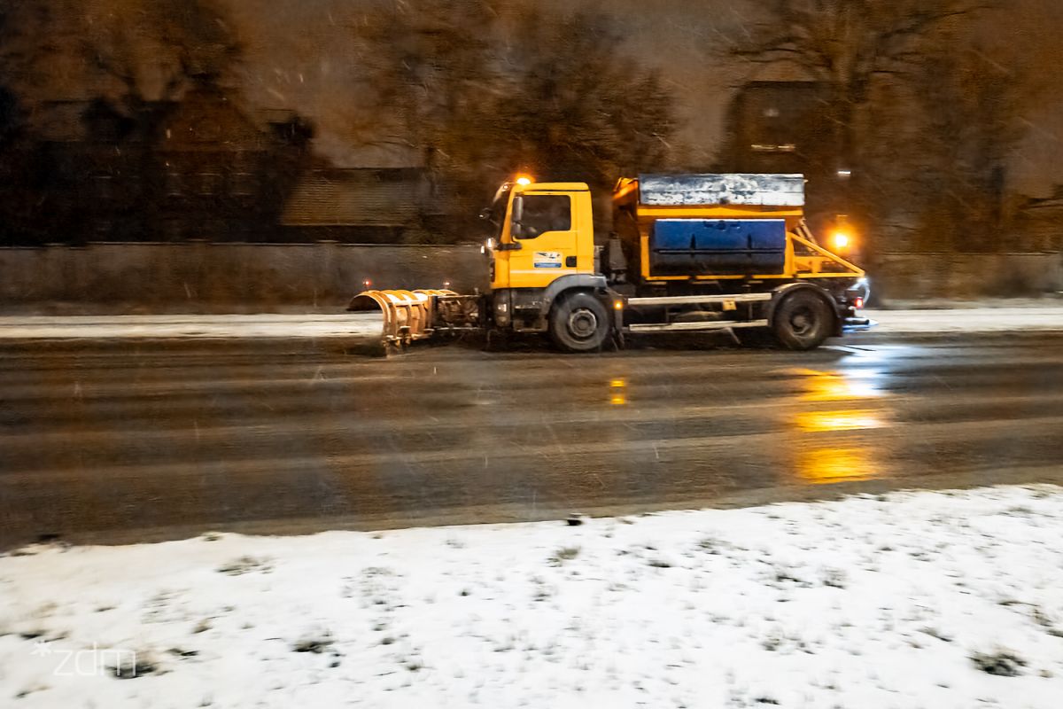 Pługopiaskarka na ulicy