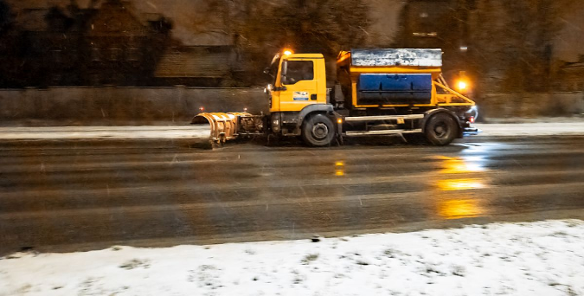 Pługopiaskarka na ulicy