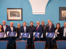 Podpisanie umów MCS z czołowymi poznańskimi klubami sportowymi, fot. Biuro Prasowe UMP - kilkanaście osób elegancko ubranych pozuje do zdjęcia, z tego kilka osób z nich trzyma czeki