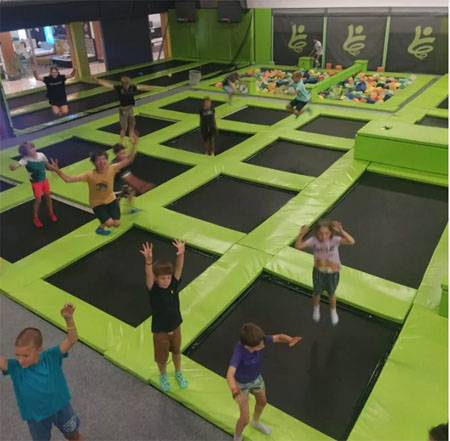 Dzieci na trampolinach.