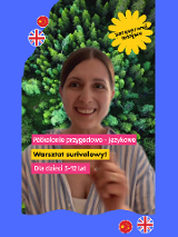 Informacje o półkoloniach, kobieta uśmiecha się na tle roślin.