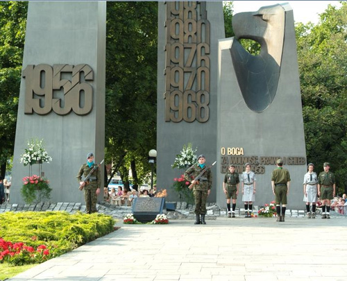 Pomnik Ofiar Czerwca '56 z dodanym wezwaniem "O Boga"