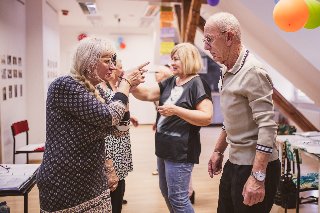 Grupa osób uczestniczących w warsztatach wokalnych.