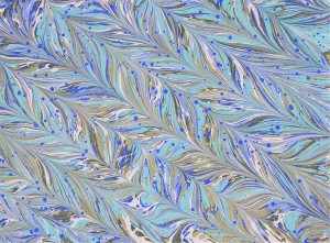 Zdjęcie przedstawia wzór stworzony za pomocą tureckiej techniki plastycznej o nazwie ebru.