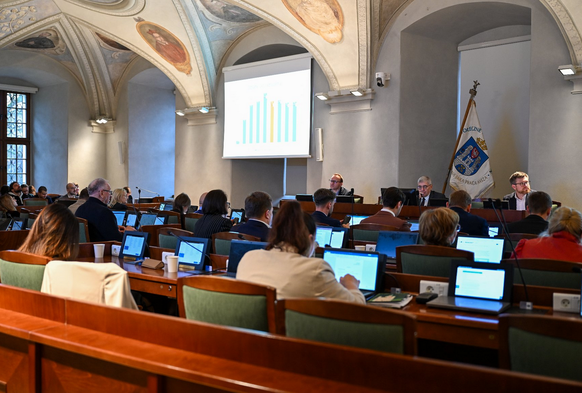 radne i radni Miasta Poznania obradują w sali sesyjnej - grafika arykułu