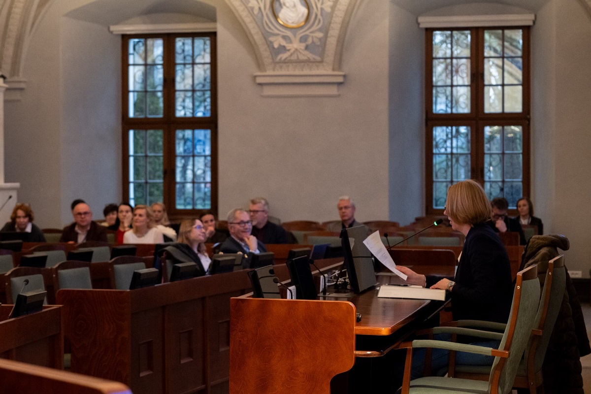 radni i urzędnicy obradują w sali sesyjnej - więcej w treści artykułu