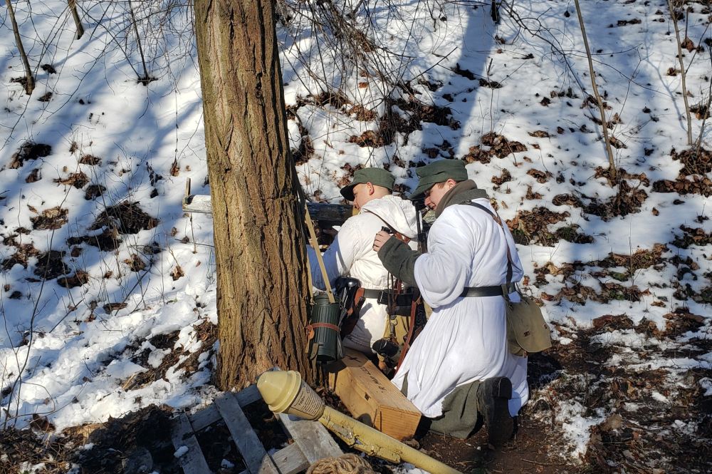 Rekonstruktorzy w historycznych mundurach.