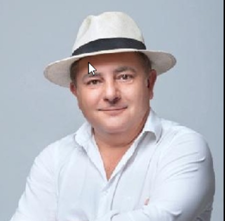 Uśmiechnięty Robert Makłowicz w kapeluszu.