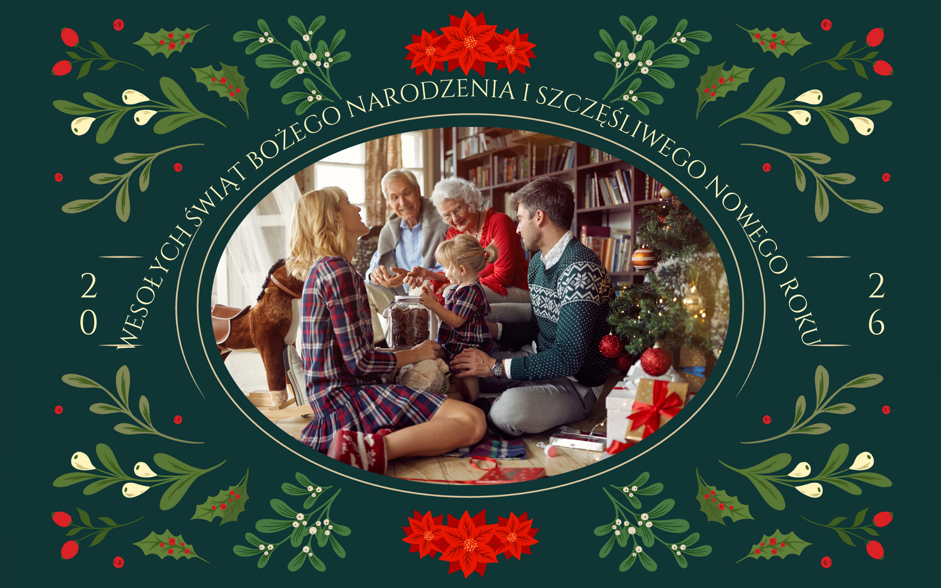 Rodzina siedząca razem w świątecznie udekorowanym salonie; dorośli i dziecko wspólnie spędzają czas przy choince, w ciepłej, domowej atmosferze Bożego Narodzenia. Grafika z motywami świątecznymi i napisem "Wesołych Świąt Bożego Narodzenia i Szczęśliwego Nowego Roku 2026