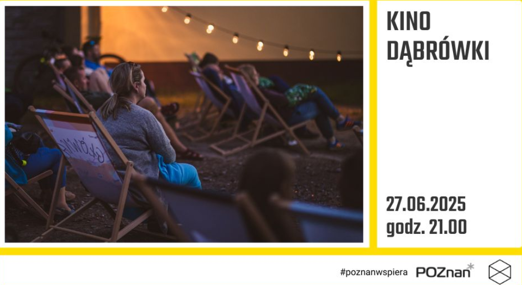 Kino plenerowe z leżakami i podwieszonymi lampkami, z boku napisy, które informują o wydarzeniu.