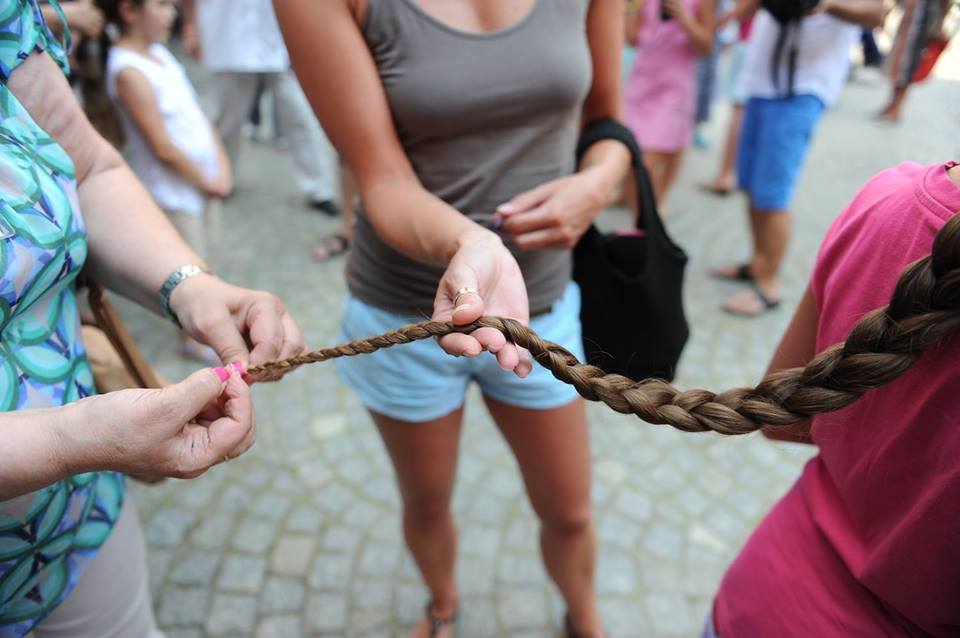 Rozstawiona scena na placu Kolegiackim. Przed nią widownia.
