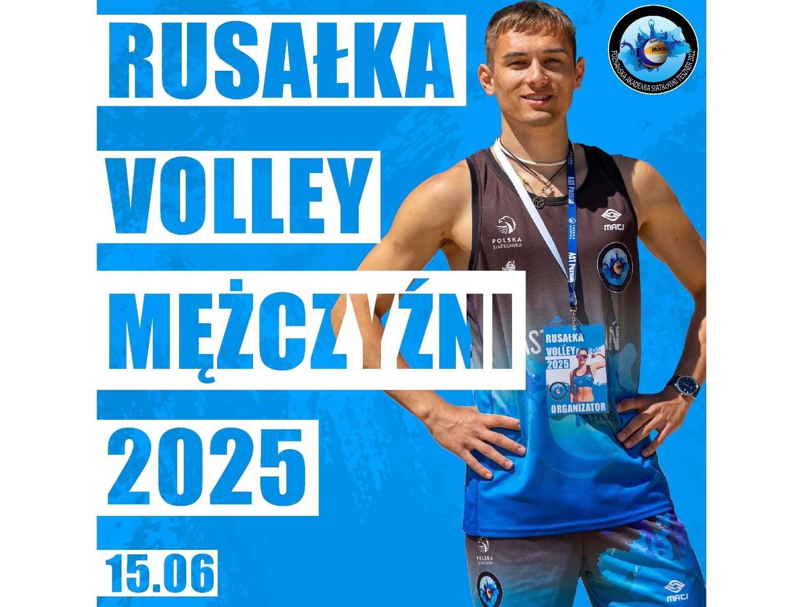 Siatkarz stoi z piłką, obok informacje o turnieju siatkówki plażowej dla mężczyzn.