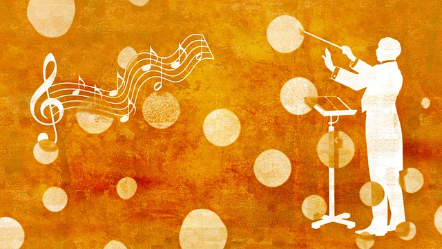 Rysunek dyrygenta przy pulpicie i pięciolinia z nutami. Wszystko w odcieniach pomarańczu i czerwieni.