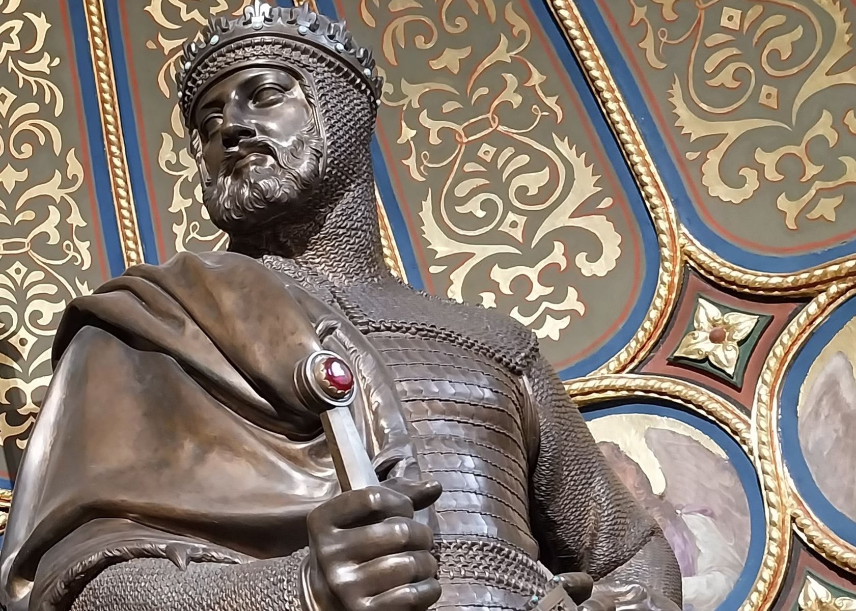 Rzeźba króla-rycerza w koronie i z mieczem